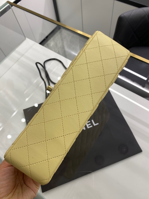 シャネルバッグレプリカ背面デザイン